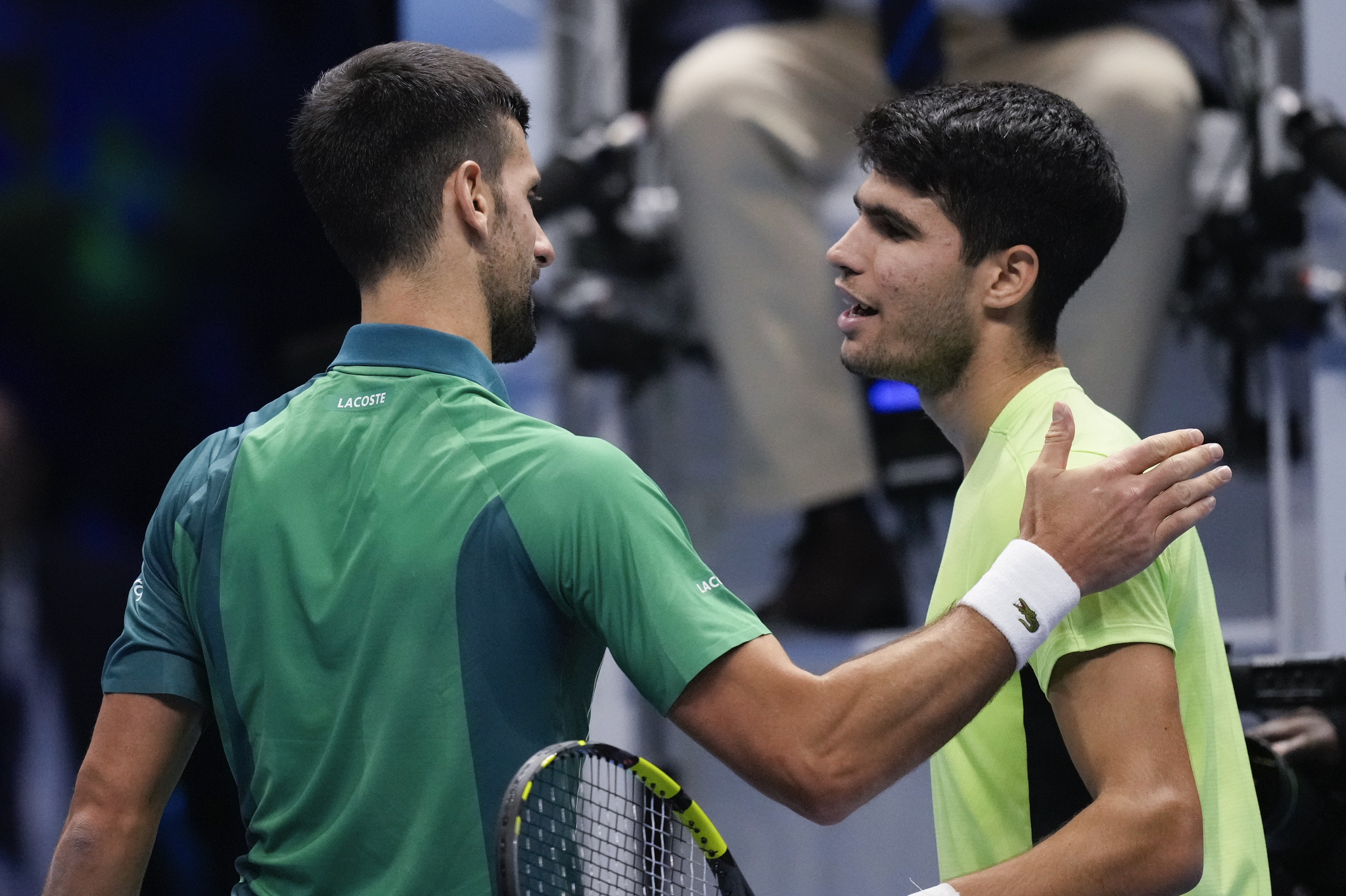 Novak Djokovic et Carlos Alcaraz se saluent lors de leur match lors de la finale de l'ATP
