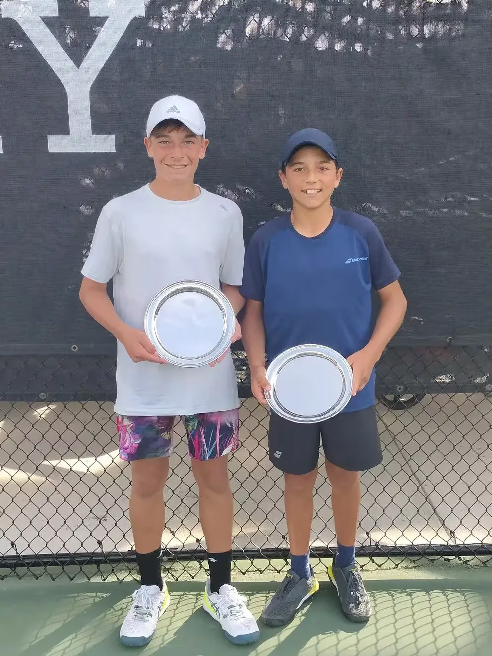 Teodor Devidov avec son partenaire de double avec le trophée Les Petit As