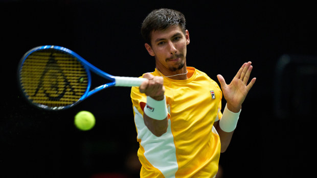 Alexei Popyrin, d'Australie, joue un coup droit contre Pedro Martinez, d'Espagne, lors du match de la phase de groupes de la finale de la Coupe Davis 2024 entre l'Australie et l'Espagne au Pabellon Fuente De San Luis, le 15 septembre 2024 à Valence, en Espagne. (Photo par Angel Martinez/Getty Images pour l'ITF)