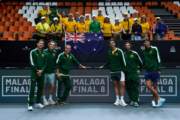 Matthew Ebden, Max Purcell, le capitaine Lleyton Hewitt, Thanasi Kokkinakis, Jordan Thompson et Alexei Popyrin d'Australie posent pour une photo avec des fans après s'être qualifiés pour la finale 8 de la Coupe Davis lors du match de la phase de groupes de la finale de la Coupe Davis 2024 entre l'Australie et l'Espagne à Pabellon Fuente De San Luis le 15 septembre 2024 à Valence, Espagne. (Photo par Angel Martinez/Getty Images pour l'ITF)