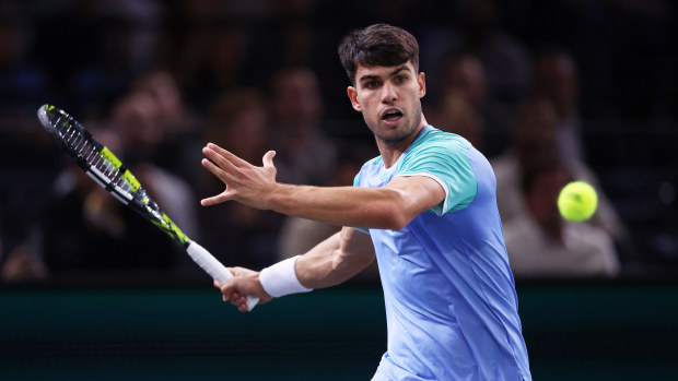 Carlos Alcaraz, d'Espagne, joue un coup droit contre Nicolas Jarry, du Chili, lors de leur match de 32 de finale masculin au cours de la deuxième journée du Rolex Paris Masters 2024, le 29 octobre 2024 à Paris, France. (Photo de Julian Finney/Getty Images)