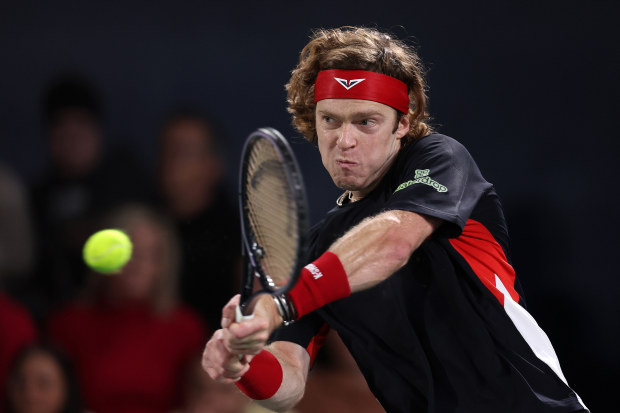 Andrey Rublev en action contre Francisco Cerundolo d'Argentine au deuxième tour lors de la deuxième journée du Rolex Paris Masters 2024 le 29 octobre 2024 à Paris, France. (Photo de Julian Finney/Getty Images)