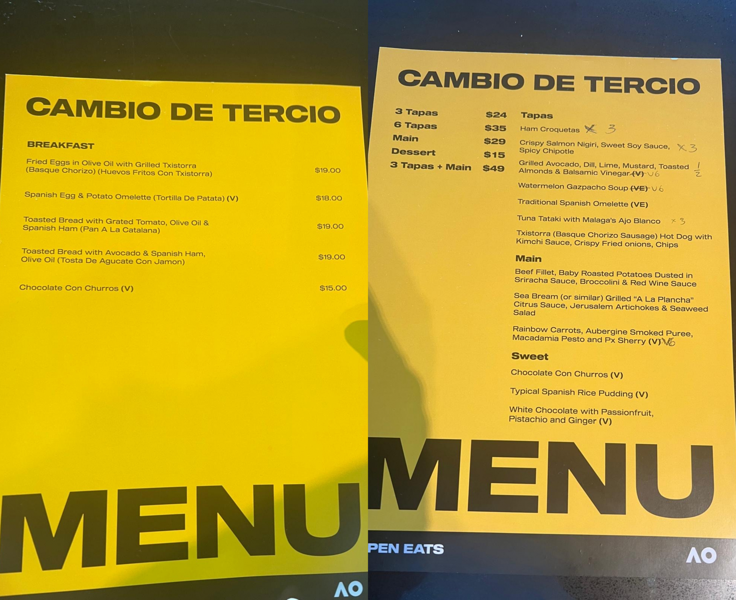 Les deux menus du restaurant les premiers jours.