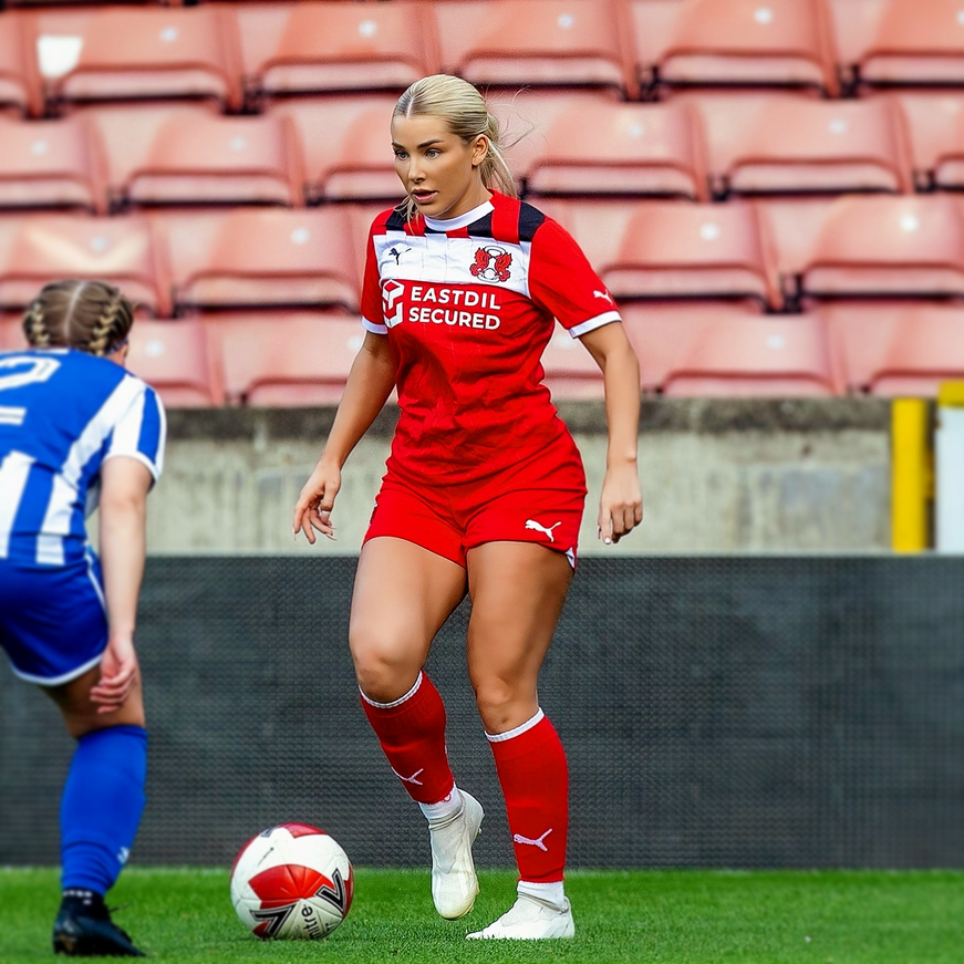 La joueuse de football Madelene Wright a un compte chez uniquement