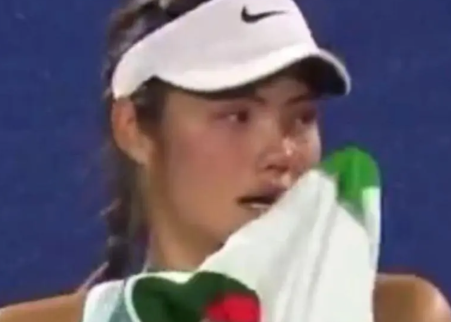 Emma échappe à ses larmes.