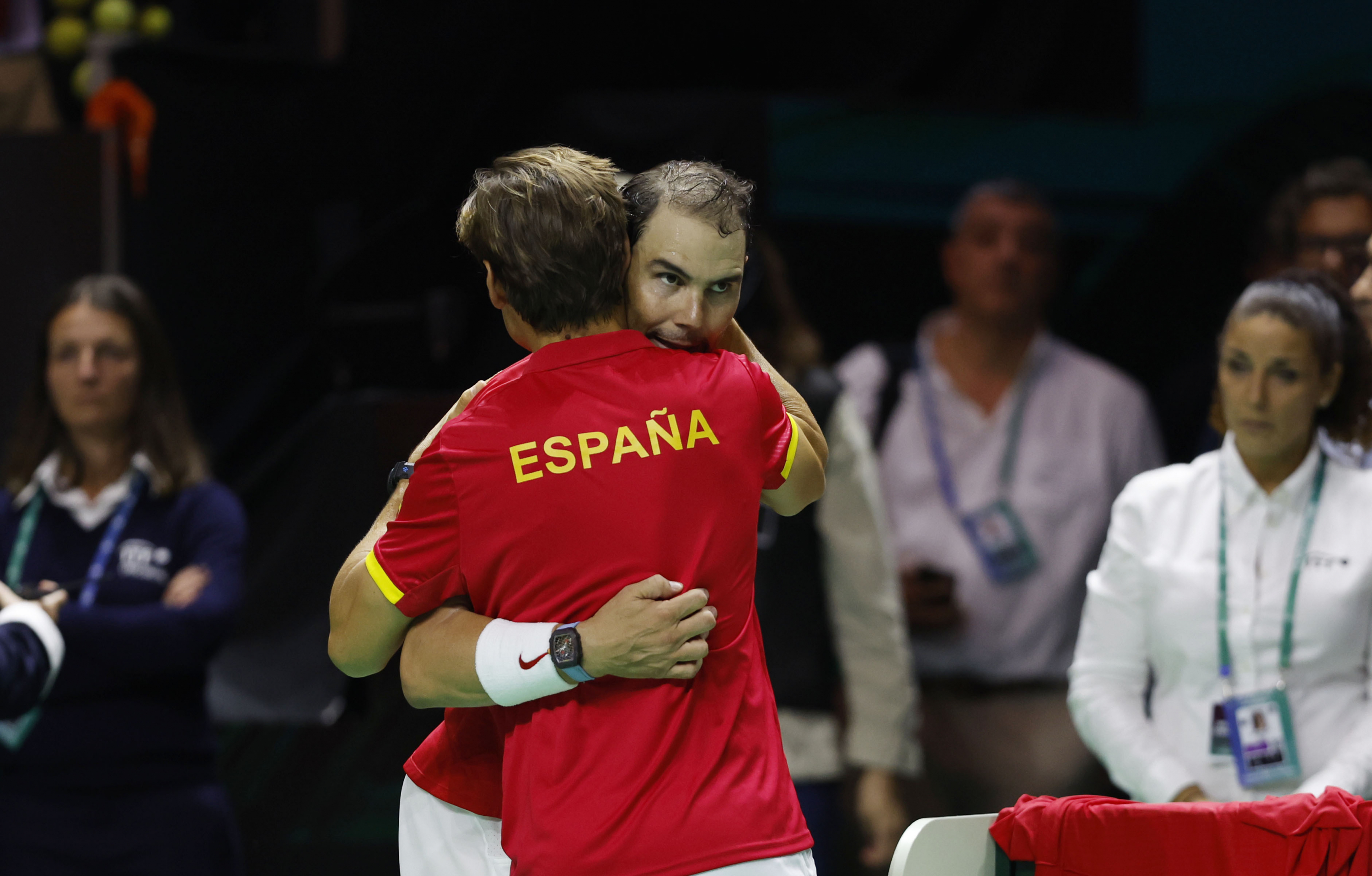 Nadal embrasse David Ferrer à la fin du jeu