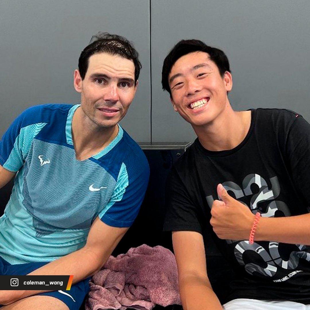 Nadal pose à côté de Wong.
