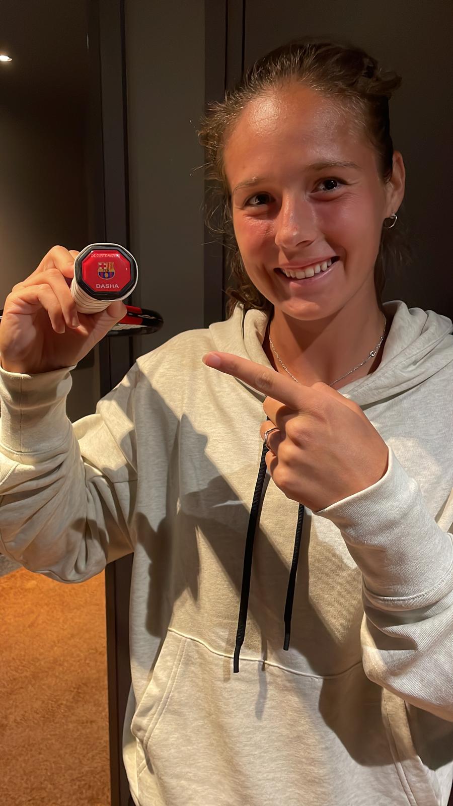 Daria et sa raquette avec le Barça Shield.