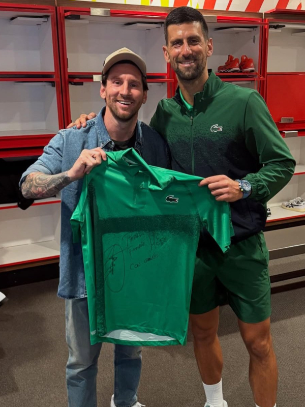Messi, avec la chemise signée Djkokovic.