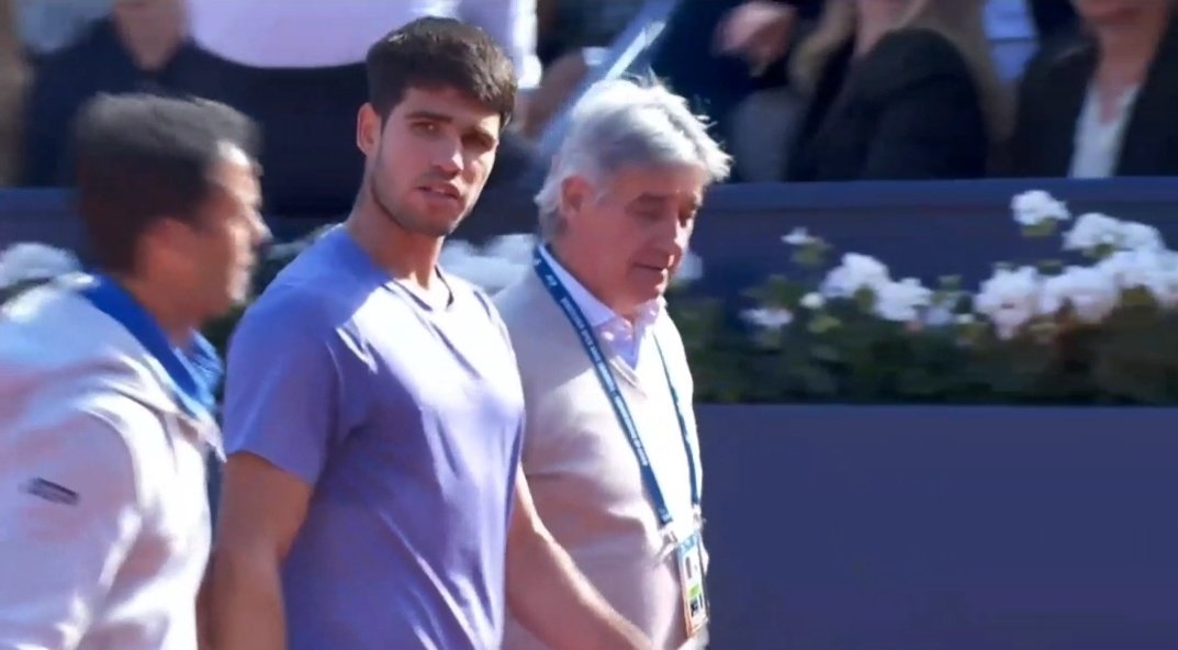 Alcaraz quitte la piste à côté de Ángel Ruiz Cotorro.