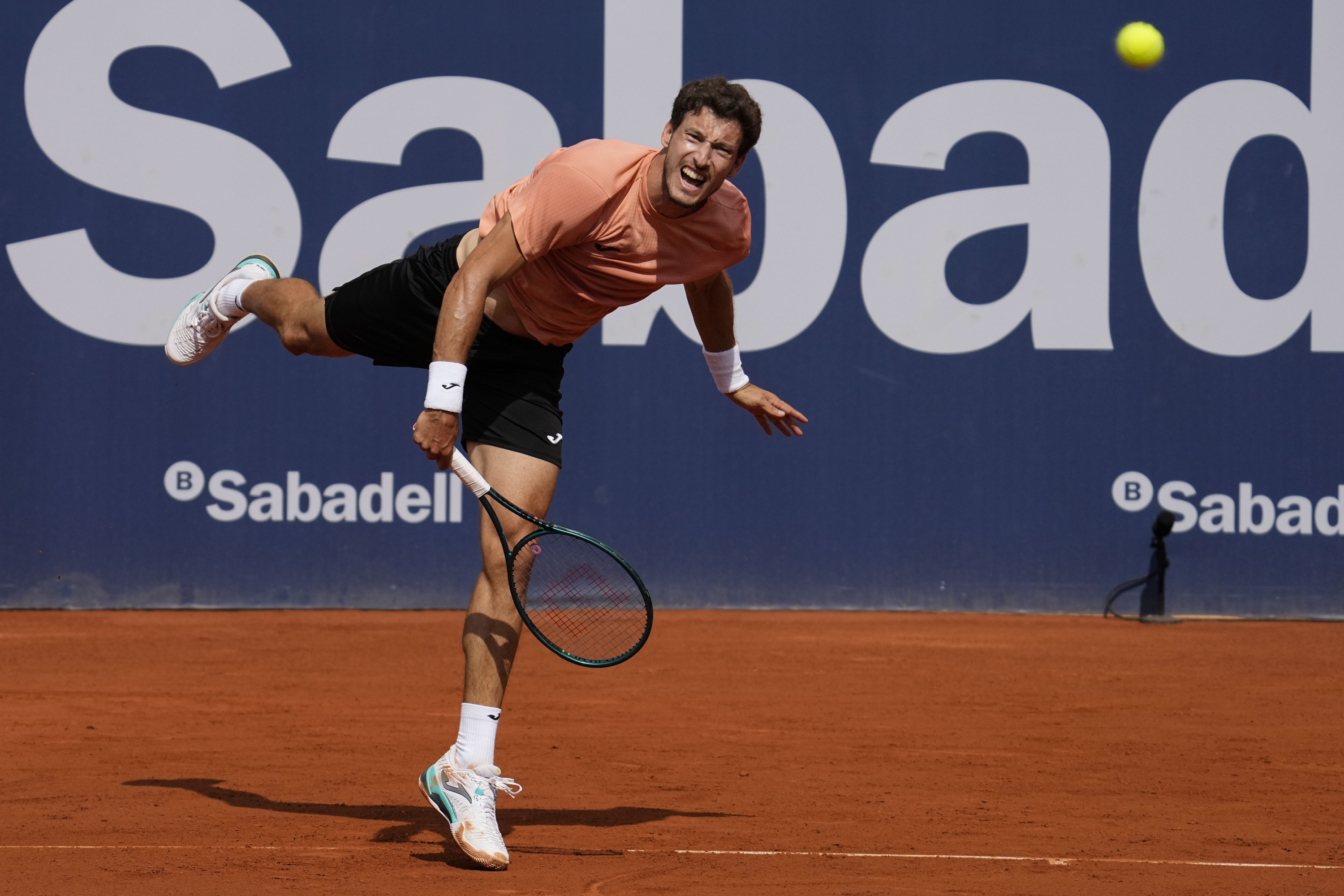 Le joueur de tennis espagnol Pablo Carreño Busta lors de son premier match contre le joueur de tennis français Arthur Fils à Barcelone Open Banc Sabadell.