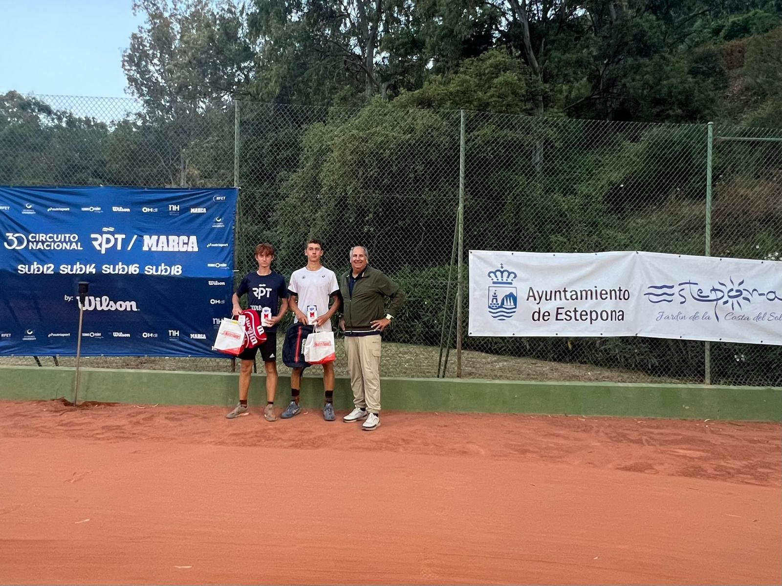 Champion et finaliste de moins de18 à Estepona Del RPT - Brand par Wilson