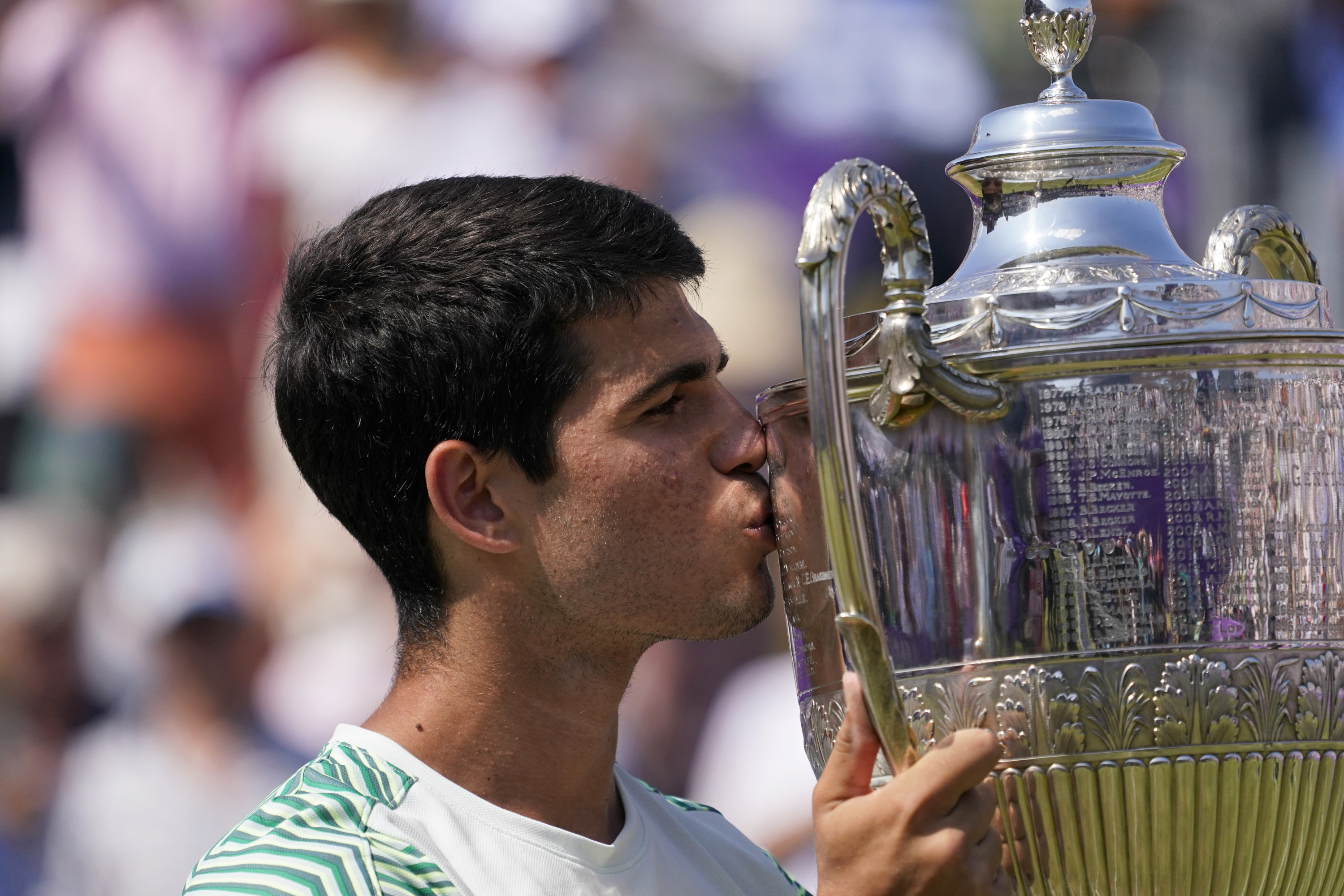 Carlos Alcaraz embrasse le trophée en tant que champion de la reine