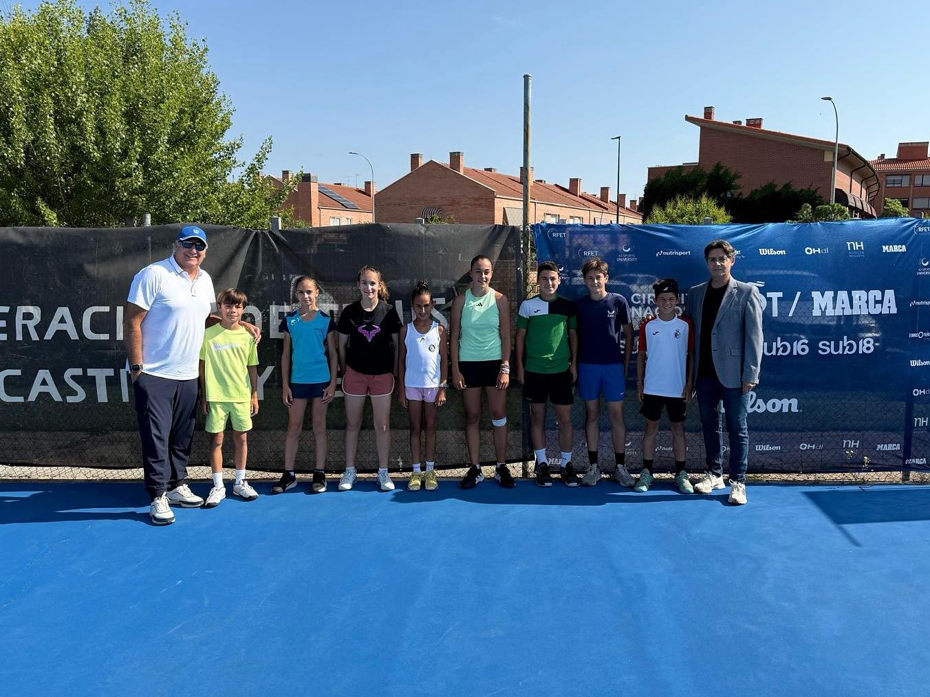 José Luis Corujo, président de la Fédération de tennis de Castilla et Léon et Luis Meiero, président RPT avec les Fry et les participants aux enfants