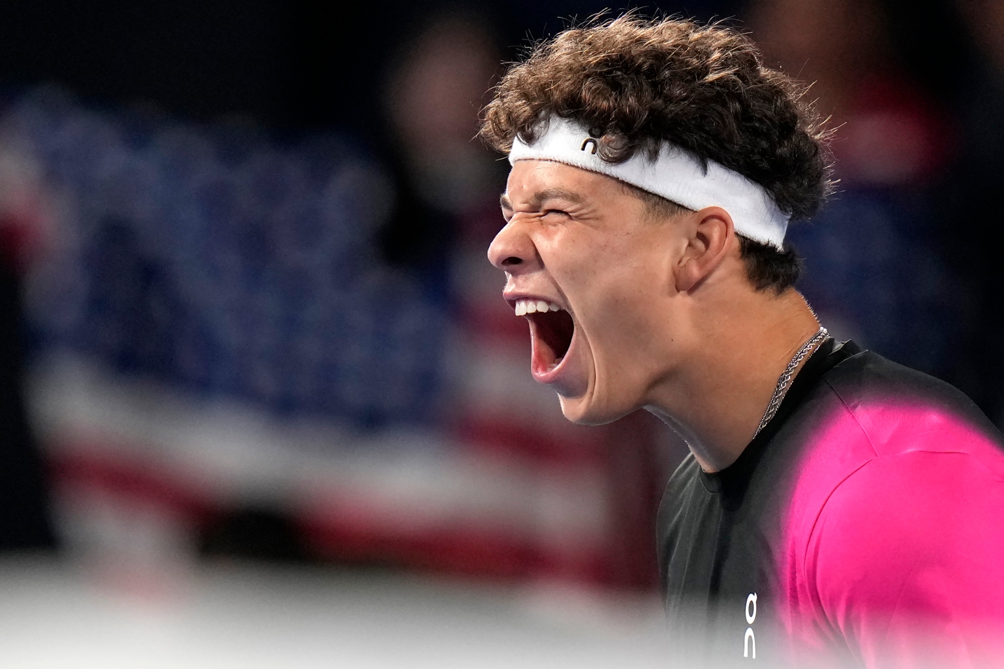Ben Shelton célèbre sa victoire dans la finale de l'ATP de Tokyo