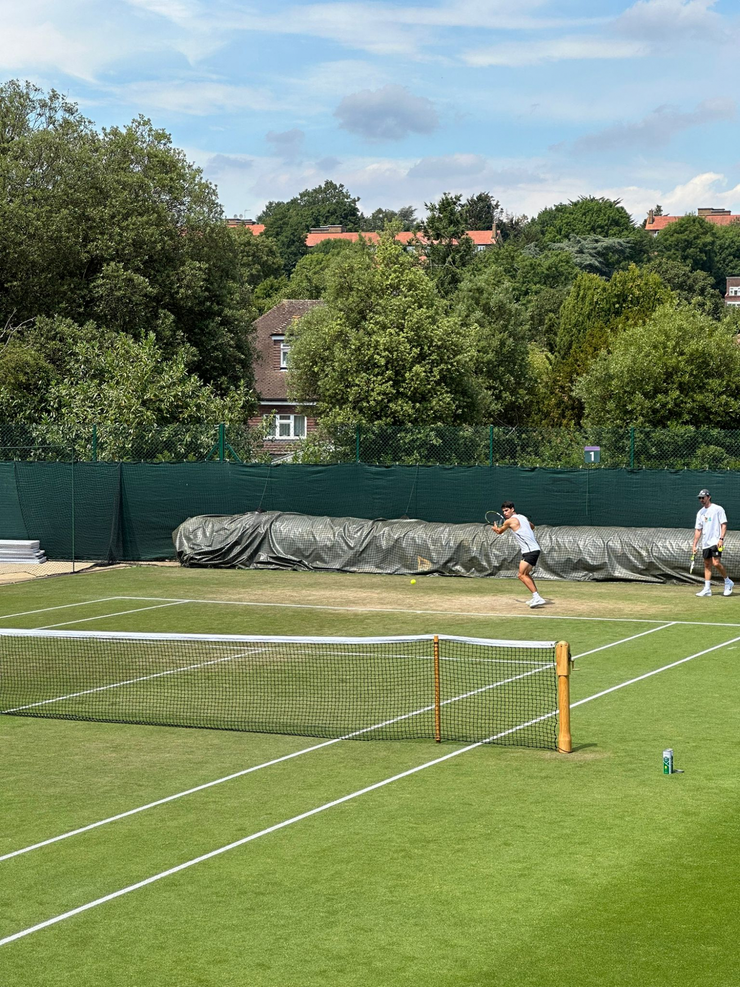 Alcaraz s'entraîne à Wimbledon.