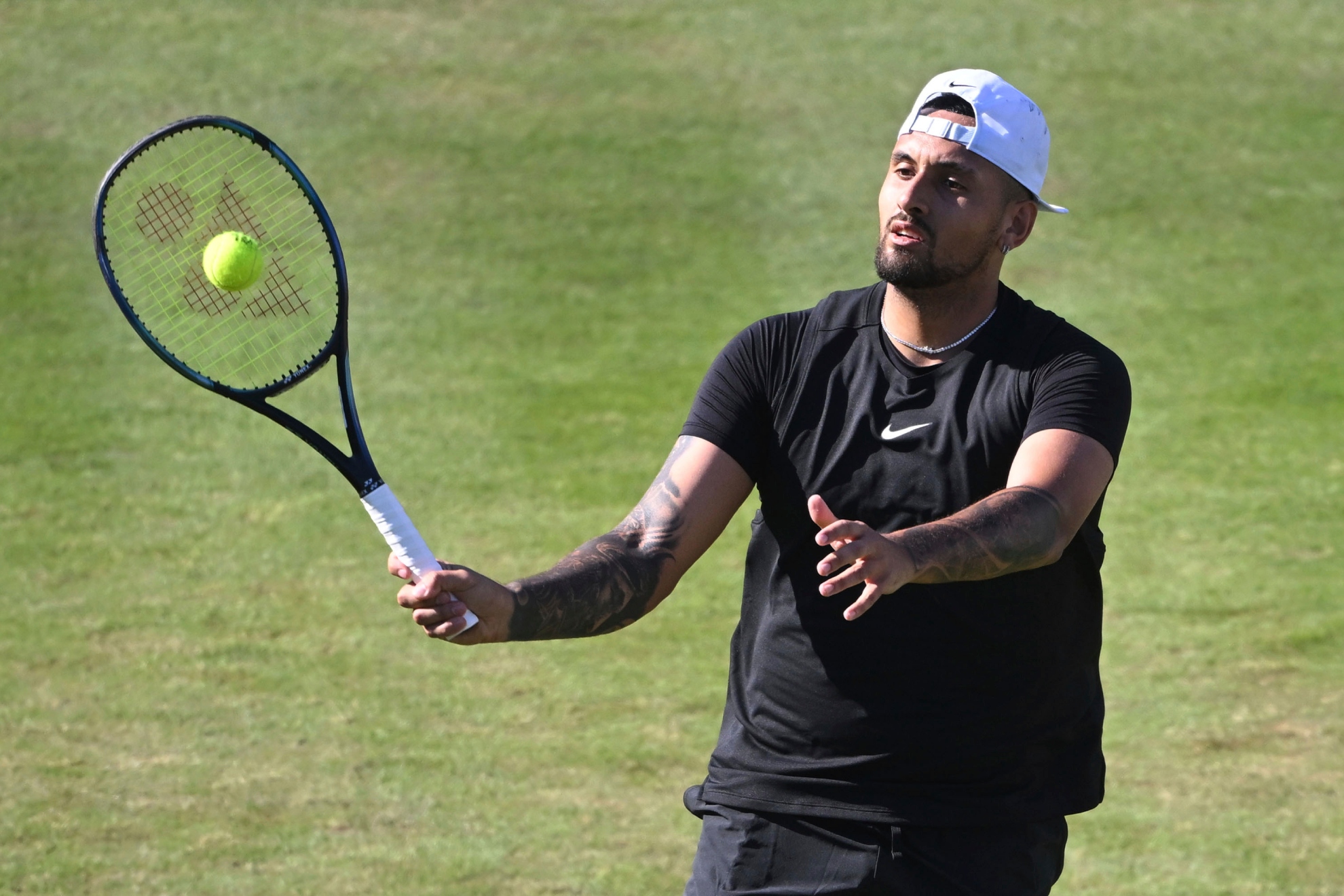 Kyrgios relie une volée.