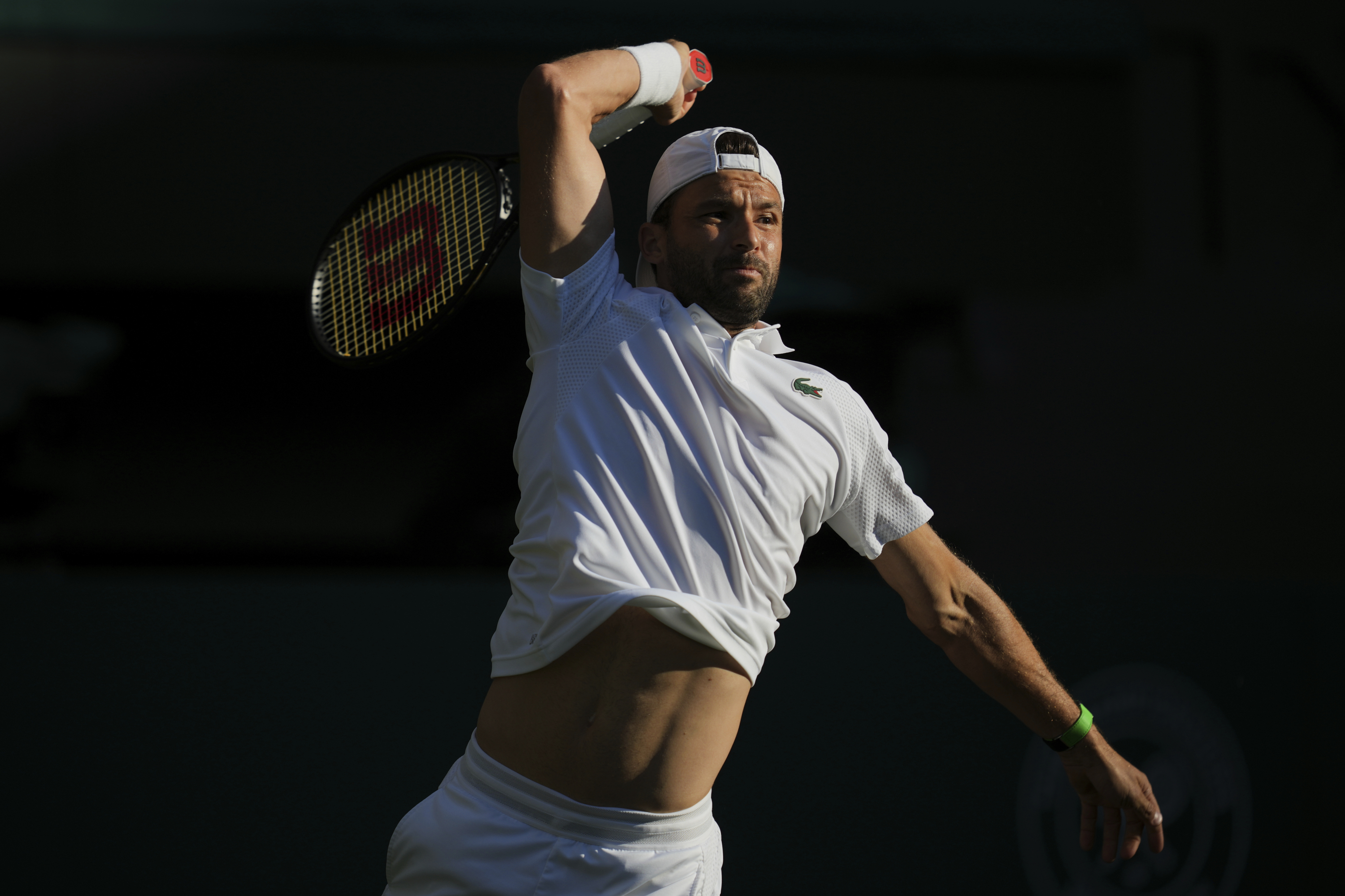 Grigor Dimitrov renvoie une balle contre Sinner.