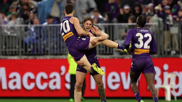 Patrick Voss des Dockers célèbre un but avec Luke Jackson.