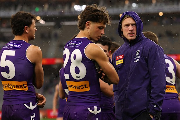 Hayden Young des Dockers regarde après le choc avec les Blues.