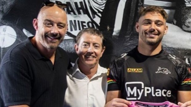 Mavrik Geyer reçoit son premier maillot Panthers.