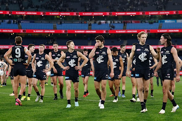 Les Blues ont l'air découragés après une défaite lors du match de la ronde AFL 1725 entre le Carlton Blues et les Magpies de Collingwood au Melbourne Cricket Ground le 4 juillet 2025 à Melbourne, en Australie. (Photo de Michael Willson / AFL Photos via Getty Images)