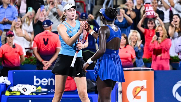 Elena Rybakina félicite Victoria Mboko après sa victoire dans leur affrontement en demi-finale.