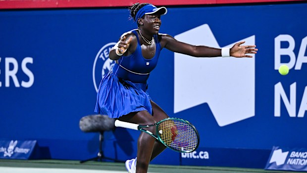 Victoria Mboko célèbre sa victoire contre Elena Rybakina à l'Open du Canada.
