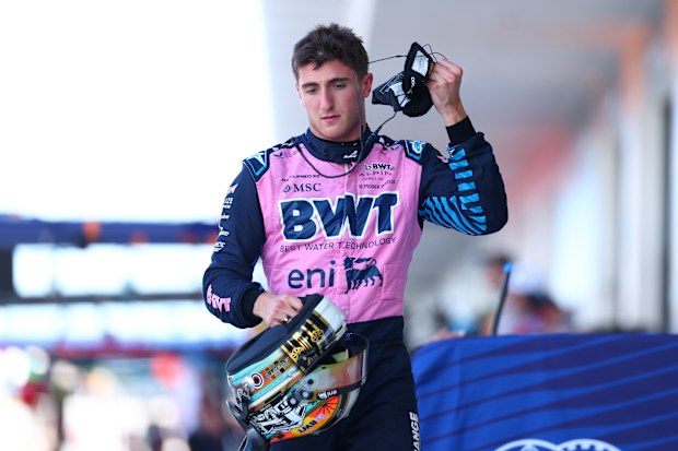 Jack Doohan marche dans le Pitlane lors des qualifications de sprint devant le Grand Prix de Miami.
