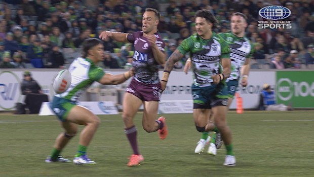 Kaeo Weekes tire sur le maillot du meneur de jeu virile Luke Brooks.