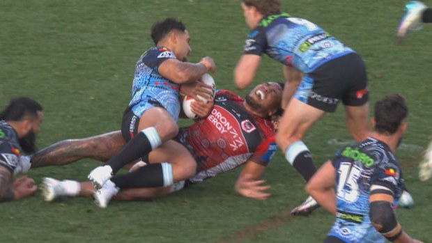 Moses Suli subit une blessure au genou lors d'un tacle.