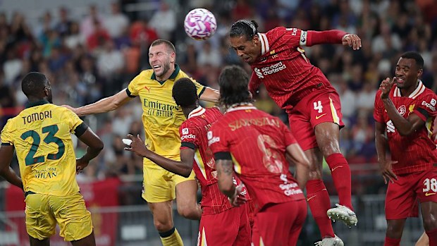 Virgil van Dijk de Liverpool (R) en action pendant le Liverpool FC v AC Milan.