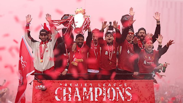 Mohamed Salah de Liverpool soulève le trophée de Premier League lors du défilé du trophée de Liverpool.