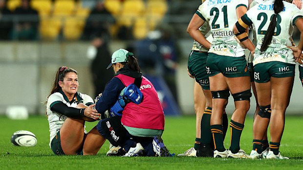 Charlotte Caslick d'Australie reçoit des soins médicaux au Sky Stadium à Wellington.