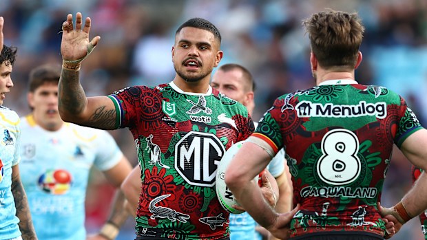 Gold Coast, Australie - 10 août: Latrell Mitchell des Rabbitohs célèbre un virage lors du match de la LNR 23 entre Gold Coast Titans et South Sydney Rabbitohs au CBU Super Stadium, le 10 août 2025, à Gold Coast, en Australie. (Photo de Chris Hyde / Getty Images)