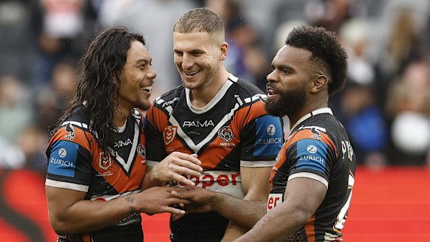 Sydney, Australie - 03 août: Jarome Luai, Adam Doueihi et Sunia Turuva des Wests Tigers célèbrent la victoire lors du match de la Round 22 NRL entre les Wests Tigers et Canterbury Bulldogs au Commbank Stadium, le 03 août 2025, à Sydney, en Australie. (Photo de Mark Evans / Getty Images)