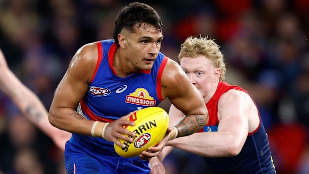 Melbourne, Australie - 02 août: Jamarra Ugle-Hagan des Bulldogs et Clayton Oliver des Demons en action lors du match de la ronde AFL 21 de 2024 entre Footscray et les démons de Melbourne au Marvel Stadium le 02 août 2024 à Melbourne, en Australie. (Photo de Michael Willson / AFL Photos via Getty Images)