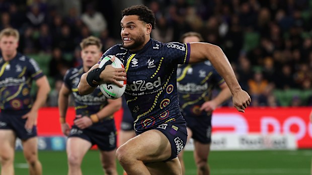 Melbourne, Australie - 07 août: Xavier Coates of the Storm dirige le ballon lors du match de la LNR 23 entre Melbourne Storm et Brisbane Broncos à Aami Park, le 7 août 2025, à Melbourne, en Australie. (Photo de Morgan Hancock / Getty Images)