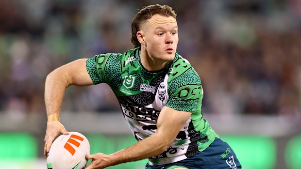 Canberra, Australie - 08 août: Ethan Strange of the Raiders se dirige vers la ligne pour marquer un essai lors du match de la LNR 23 entre Canberra Raiders et Manly Sea Eagles au Gio Stadium, le 08 août 2025, à Canberra, en Australie. (Photo de Mark Nolan / Getty Images)