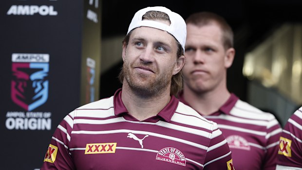 Cameron Munster marche sur le sol pour participer à la formation Maroons.