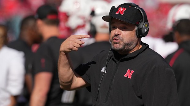 L'entraîneur-chef Matt Rhule des Cornhuskers du Nebraska vu en action en 2024.