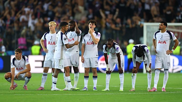 Les joueurs de Tottenham Hotspur ont l'air découragés après avoir perdu la fusillade.