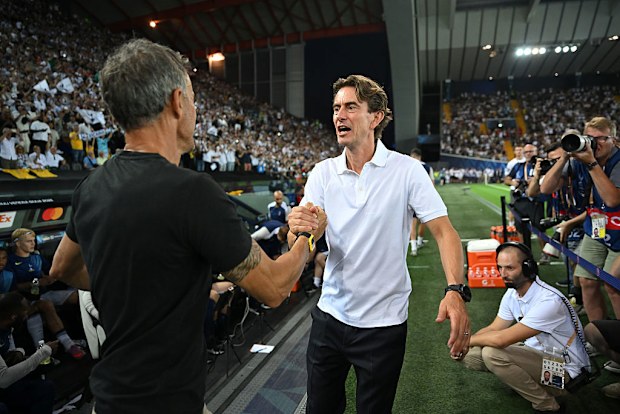Thomas Frank serre la main de Luis Enrique.