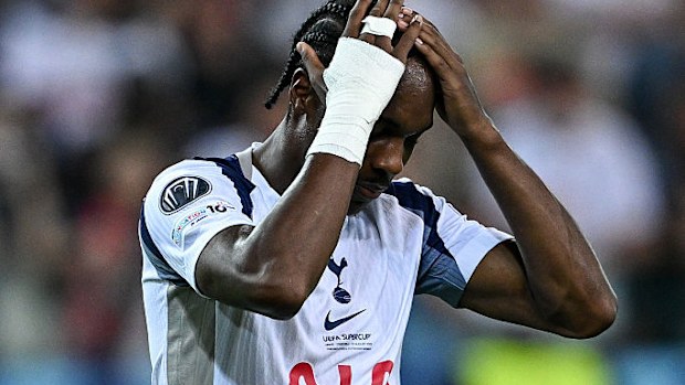 Mathys Tel de Tottenham manque le coup de pied décisif.