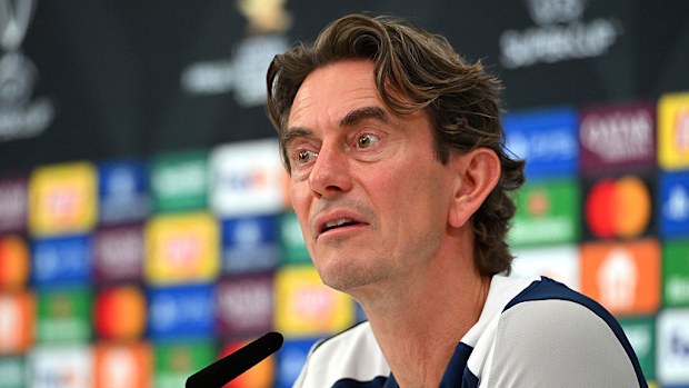 Thomas Frank parle aux médias lors d'une conférence de presse de Tottenham Hotspur.