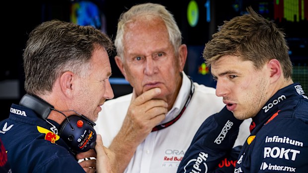 De gauche à droite: Christian Horner, Helmut Marko et Max Verstappen.