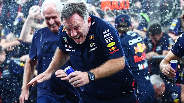 Le directeur de l'équipe de course Red Bull Christian Horner et l'équipe de course de Red Bull célèbrent dans le Pitlane après le Grand Prix de F1 d'Abu Dhabi dans le circuit de Yas Marina le 26 novembre 2023 à Abu Dhabi, Émirats arabes unis. (Photo de Clive Rose / Getty Images) // Getty Images / Red Bull Content Pool