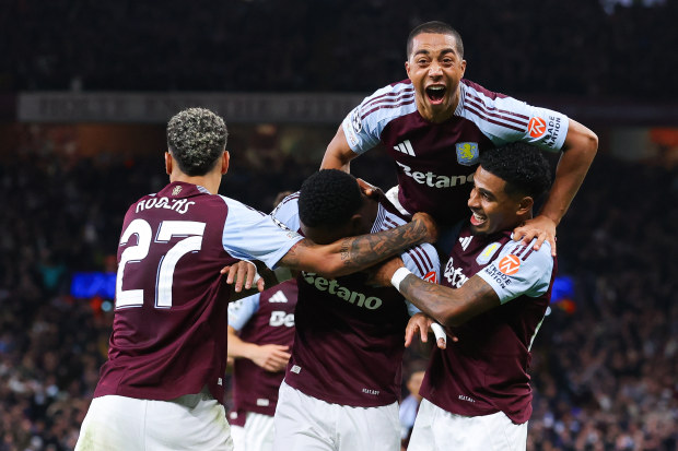 Jhon Duran d'Aston Villa célèbre avec des coéquipiers après avoir marqué.