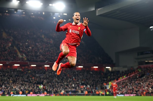 Virgil van Dijk de Liverpool célèbre le score.