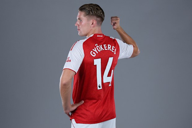 Arsenal dévoile une nouvelle signature Viktor Gyokerres au Sobha Realty Training Center.